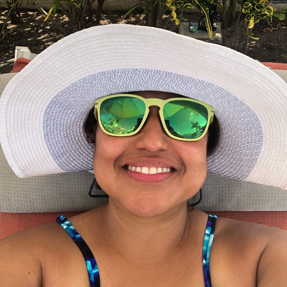 Meet your Posher Emme - Picture 4 of 11